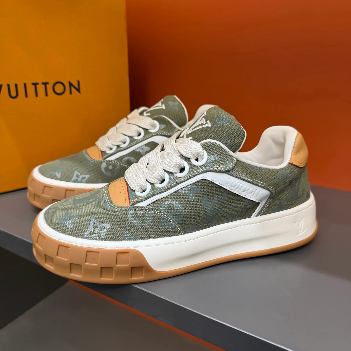 Factory price: 480💰Top version LV-Louis Vuitton-classic catwalk new model, empty glue process, original version 1:1 development! ! The upper foot is very comfortable. It is made of luxurious materials and fine workmanship. The midsole is printed with English letters "Made in Europe". The upper is made of calfskin imported from Italy. The side is decorated with the brand's LOGO and signature. The latest latex foot pads and mesh lining make the foot feel super comfortable. Original factory special supply of original two-color T men's shoes 💰U combination outsole. Bag technology Goodyear stitched edges Fabric: Exclusive custom first-layer cowhide Accessories: Exclusive private model Vuitton logo, lining: Customized silk mesh lining - first-layer silk cowhide lining Outsole: T men's shoes 💰U combination outsole wear-resistant, non-slip and anti-yellowing Foot pads: new latex pad-mesh sweat-absorbent Technology: fully computerized sewing machine wire drawing Toe cap Back cover Hot and cold shaping Full set of pull-top lasts, medium and low logo pattern, code number: 38-44, customized 45